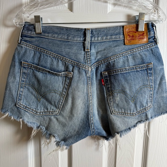 Levi’s Women’s Jean Shorts 501 Cut Off Denim Size 28 Waist Frayed Hem Shortie - Picture 2 of 14